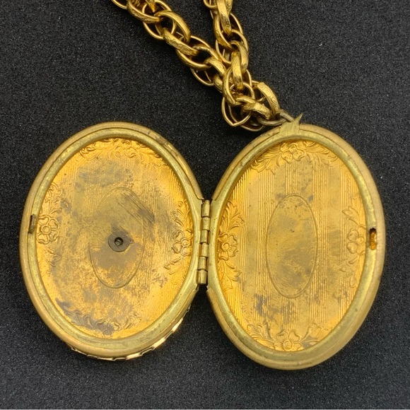 Floral Pendant Necklace in Gold Tone - Picture 4 of 9